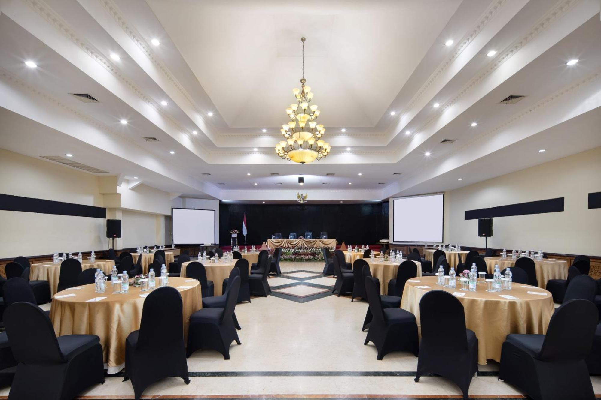 Royal Hotel And Villa Batu Batu  Εξωτερικό φωτογραφία
