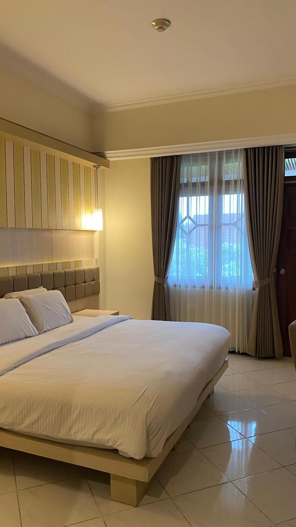 Royal Hotel And Villa Batu Batu  Εξωτερικό φωτογραφία