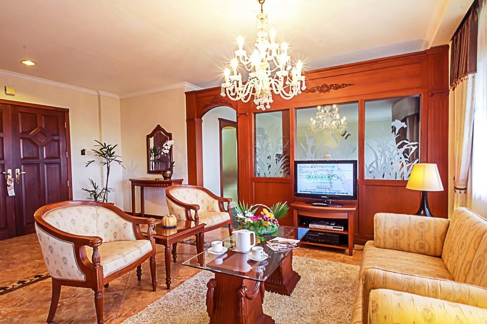 Royal Hotel And Villa Batu Batu  Εξωτερικό φωτογραφία