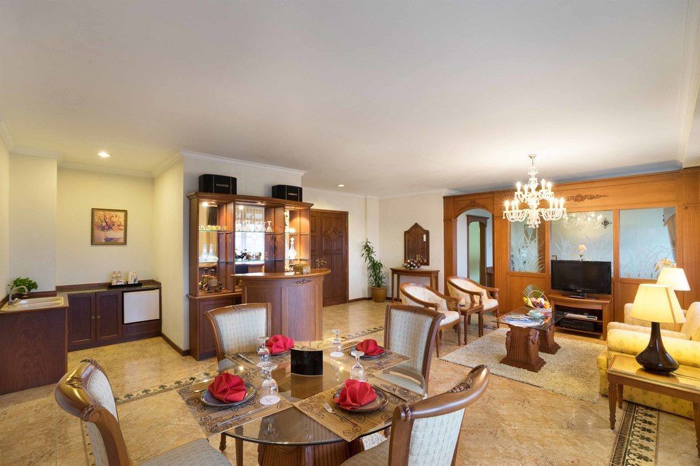 Royal Hotel And Villa Batu Batu  Εξωτερικό φωτογραφία